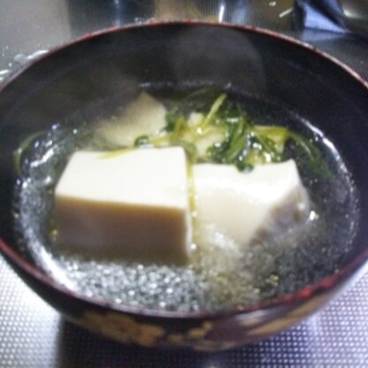 お豆腐と豆苗で……美味しい中華スープが出来上がりました(*^^*)ごま油の香りがイイですね❤ごちそうさま…